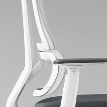 Динамическая двойная спинка Спинка кресла обладает эластичным каркасом и поясничной поддержкой с большим диапазоном выдвижения вперёд.