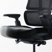 Анатомическая форма сиденья Сиденье кресла регулируется в диапазоне 50 мм. Дополнительная толщина сидения и анатомическая форма значительно повышает комфорт посадки.